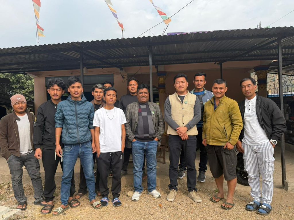 मकवानपुर क्षेत्र नं. १ मा चुनावी अभियानका क्रममा इन्जिनियर सुरेन्द्र लामा (योञ्जन) स्थानीय जनतासँग संवाद गर्दै