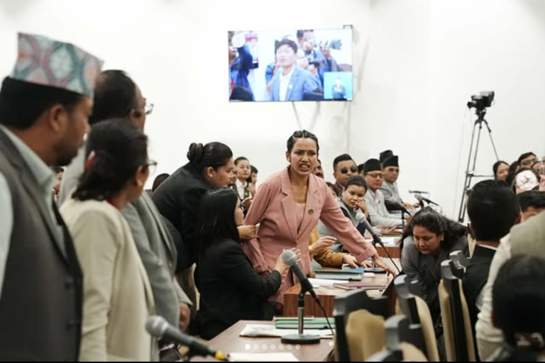 विपक्षी सांसदको व्यवहारप्रति आक्रोशित बनेकी सांसद आशिका तामाङ, संसदमा तनाव